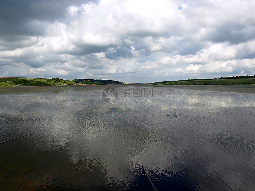 在低云背景地貌的湖泊林上方低云层漂浮的水图片