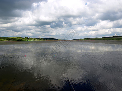 在低云背景地貌的湖泊林上方低云层漂浮的水高清图片