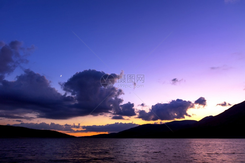 湖泊上的美丽落日图片