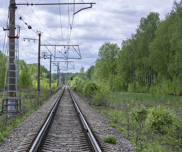 秋天铁路基础设施通过一个衰减的森林铁路轨迹过自然道图片