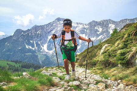 小男孩独自背包爬山远行图片
