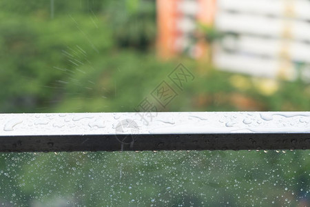 降低抽象的下雨玻璃阳台天和背景公寓的雨滴背景图片