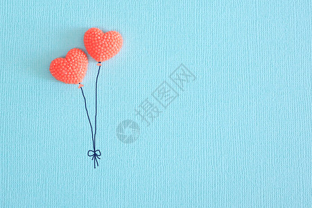 天蓝纸上的两颗珊瑚红心以气球复制空间的形式出现天空友谊背景图片