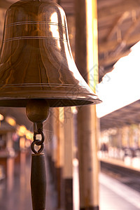 火车声音旅行旧钟在火车站日光照亮红色的泰国背景