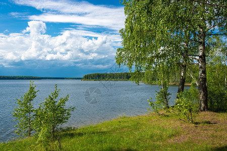伊万诺沃云水俄罗斯伊凡诺沃地区夏季日的海岸上布满桶子的美丽河流风景图片