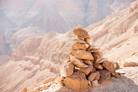 沙漠里堆叠的石头景观图片