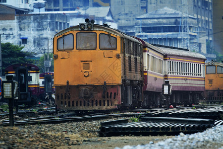 城市的Bangkok火车站的泰国铁路追踪图片