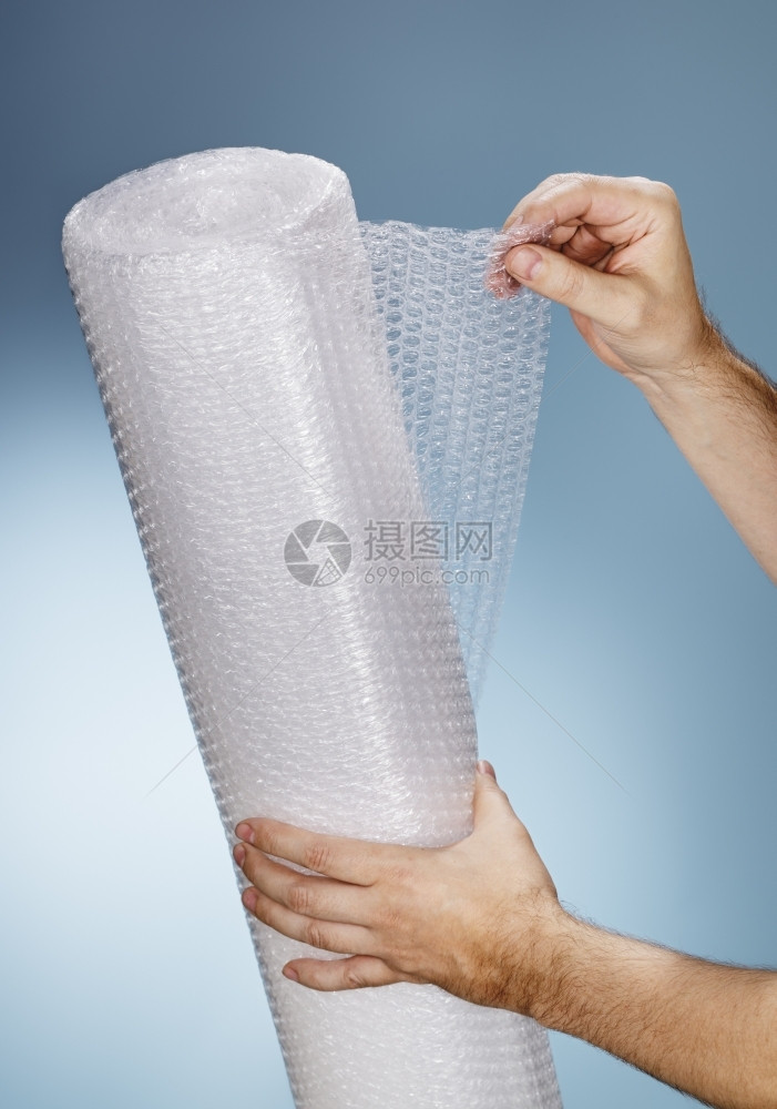 透明半持有一卷塑料泡沫包装的人目图片
