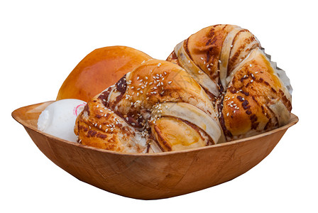 白色的焗烤甜面包猪肉蒸汽皮用白色背景孤立的木盘一种图片