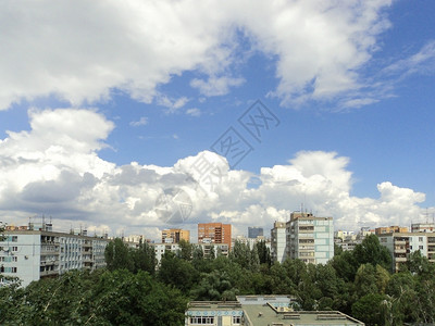 蓝色天空的夏季城市风景图片