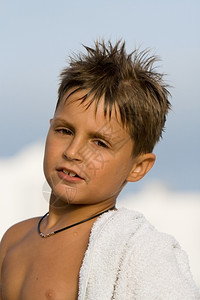 沙滩上的小男孩图片