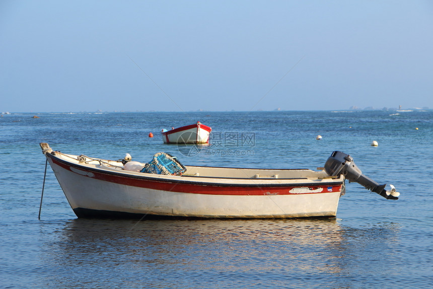 汽艇夏季在布列塔尼停泊的小型机动艇精细的夏天图片