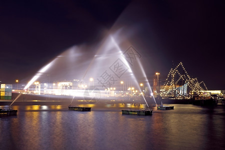 荷兰阿姆斯特丹港口晚上在海风中从荷兰阿姆斯特丹出发风景优美夜晚喷图片