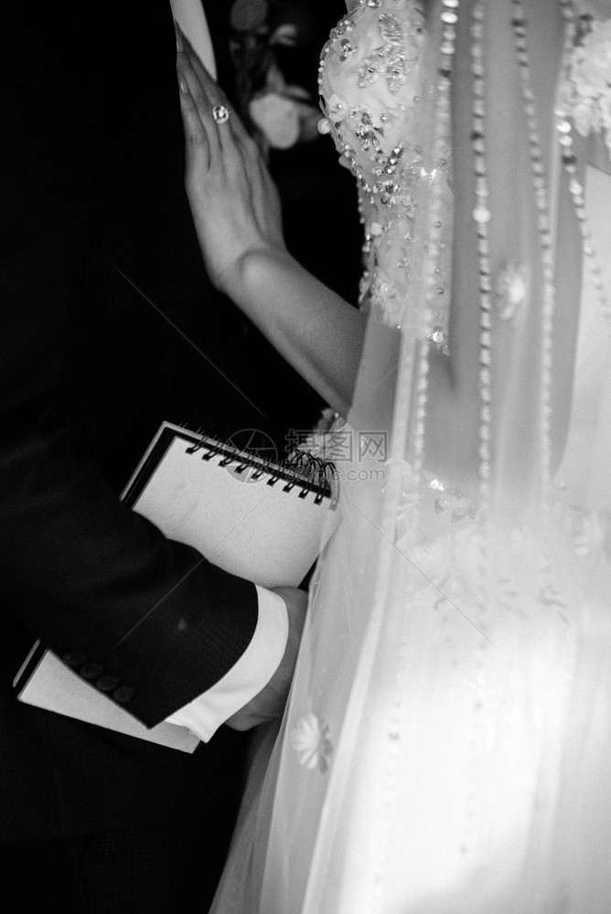 女士穿西装的新郎拥抱穿着婚纱的新娘特写穿西装的新郎拥抱穿着婚纱的新娘套装礼图片