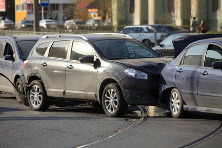 街道驾驶涉及三辆汽车的事故破坏图片
