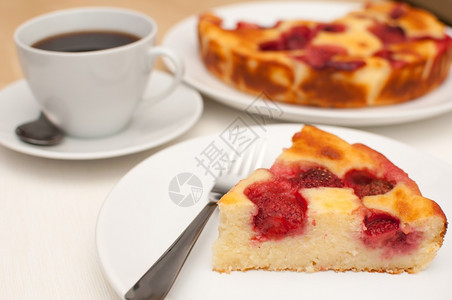 水平的小吃家制草莓派和咖啡杯在桌子上甜的图片