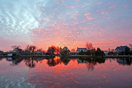 历史的日落时荷兰农村地区传统的荷兰土族民居dutch房屋图片