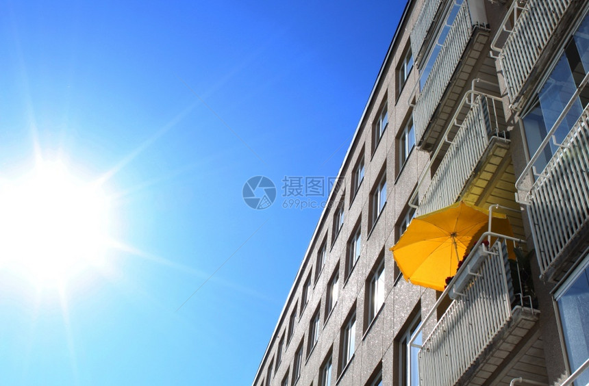 气候假期蓝色的阳台上黄太乌姆瑞拉在炎热的夏日阳台上燃烧图片