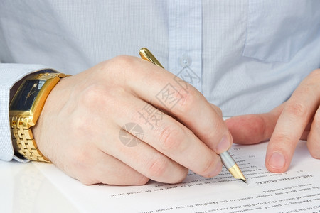 手持笔的商人签有协议金融的财产法律图片