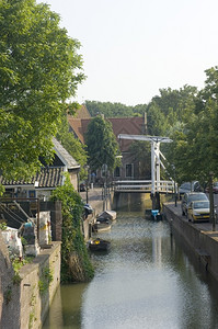 船Volendam的一条运河个老渔夫高村庄屋顶图片