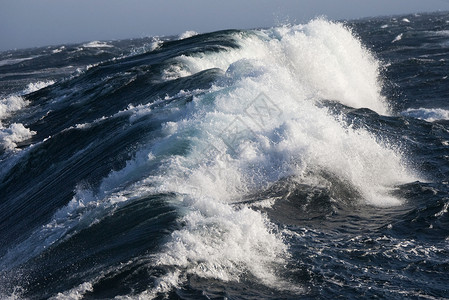 凶猛的海浪海水晕船高清图片