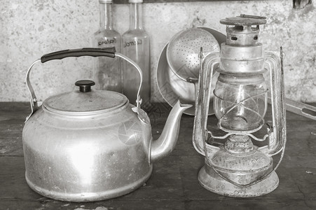 配件老的乡村旧物体曾经有铝水壶和旧乙炔灯图片