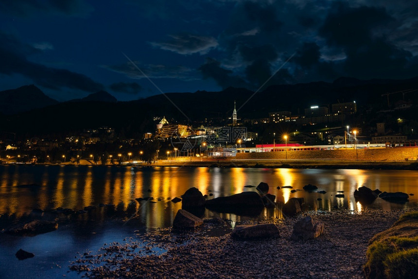 晚上夜间前圣莫里茨瑞士著名的旅游胜地运动英石图片