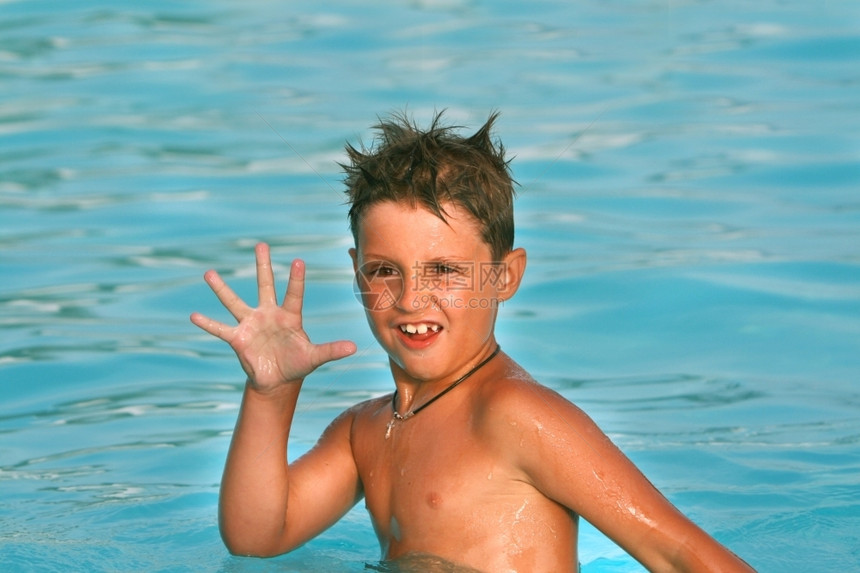 游泳池里可爱的男孩图片