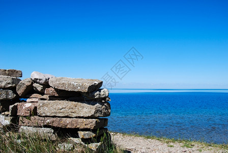 场景瑞典蓝色水面和石墙来自西德群岛奥兰库尔曼图片