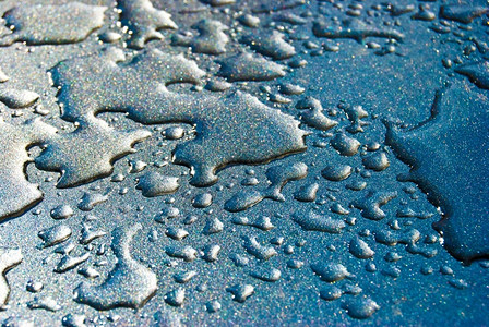 蓝色的湿墙纸干净表面雨滴回涌而下水图片