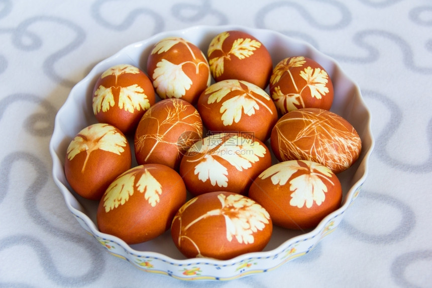 吃食物十二个复活节鸡蛋的照片图片