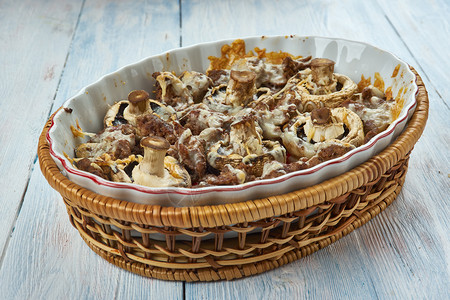 剁碎焗烤蘑菇夹薄煎肉和奶酪塞满图片