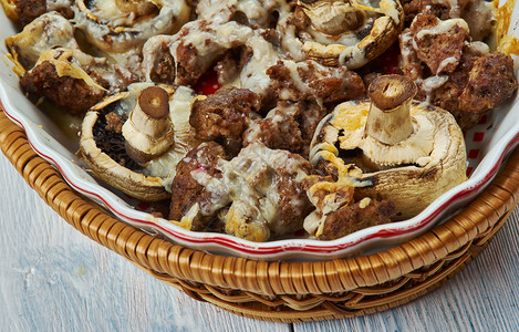 食物香菇胡椒烤蘑夹薄煎肉和奶酪图片
