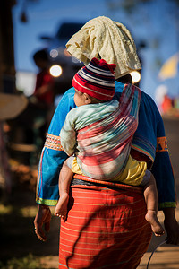 孩子家庭在北泰兰的Chiangmai山丘部落中亚洲人图片