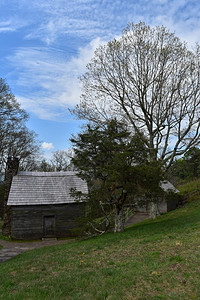 山间的小屋图片