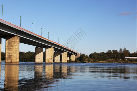 穿越Neva河的桥梁一条汽车线水库俄罗斯桩图片