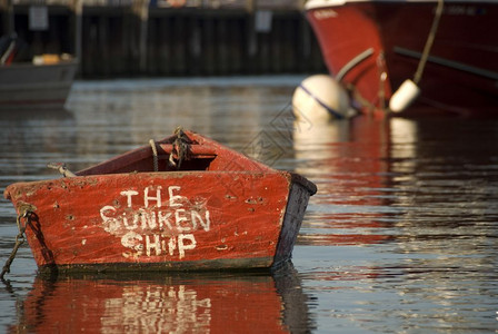 自然游艇在马萨诸塞州南塔基特日落时一艘小红船楠塔基特背景图片