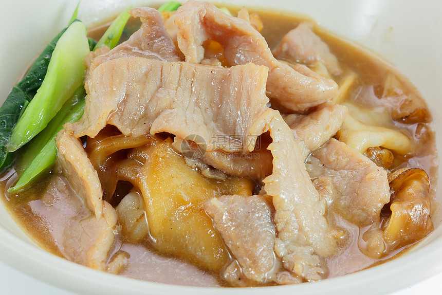 羽衣甘蓝美食用餐紧贴炸面条猪肉和甘蓝在泰国汁中浸泡泰国食物靠白圆碗在色背景上隔绝图片