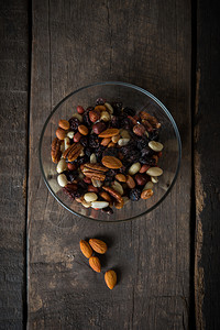 坚果木种子食物新鲜的木制背景混合坚果碗顶端视图设计图片