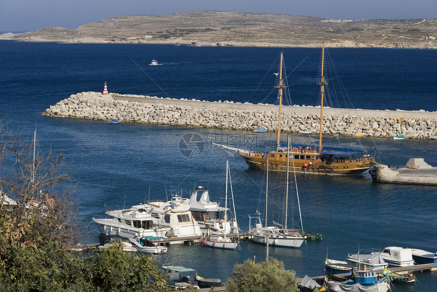 艾伦船旅行马耳他海岸外位于地中背景的戈佐小岛姆加尔港马图片