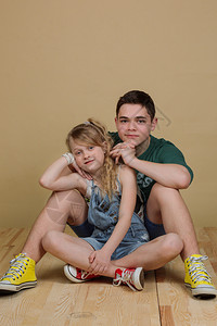 积极的愉快乐年轻弟和小妹的肖像家庭背景图片