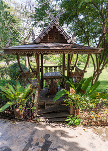 木制的传统泰国式小公园传统风格的老木制小馆建筑学传统的背景图片