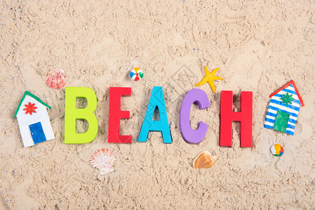 手工在沙滩上制造了微型沙滩小屋有条纹的海滩岸图片