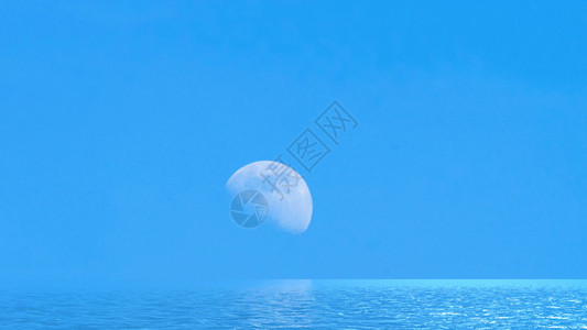蓝色背景海上的月亮图片