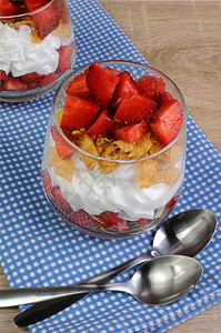 甜品草莓加奶油和玉米片勺子敷料薄图片