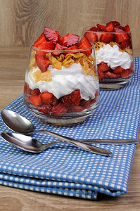 甜品草莓加奶油和玉米片冻糕薄冷藏图片