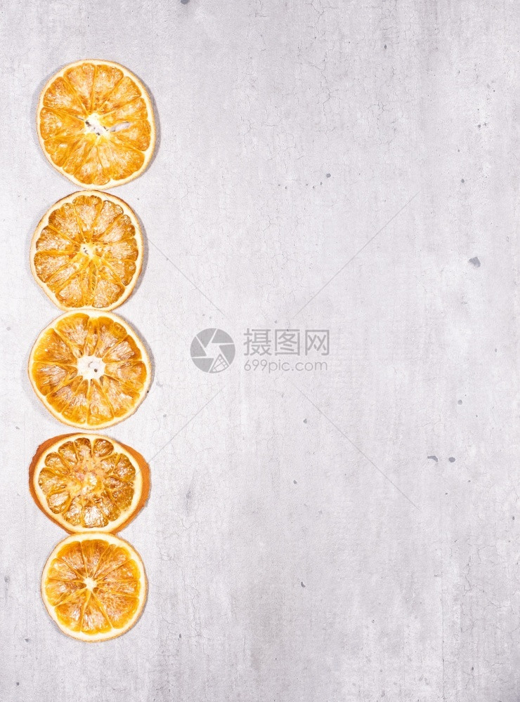 在有空间的木背景上写文字的干橙片框架复制木的图片