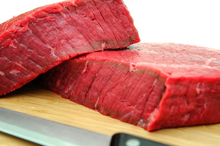 新鲜的RawSteak一个大块未煮熟的牛排在切肉板上木一顿饭本迪克森图片