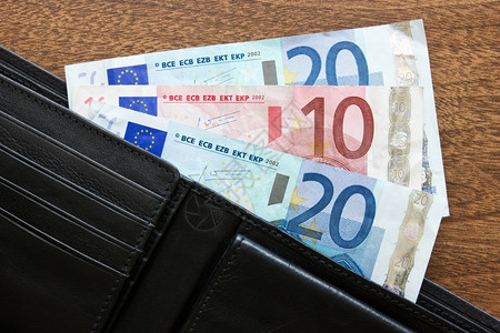 储蓄银行业金融桌上有欧元的黑白皮钱包背景图片