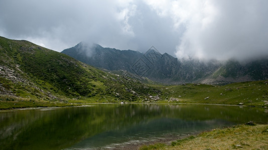 山间的森林和草地的美景图片